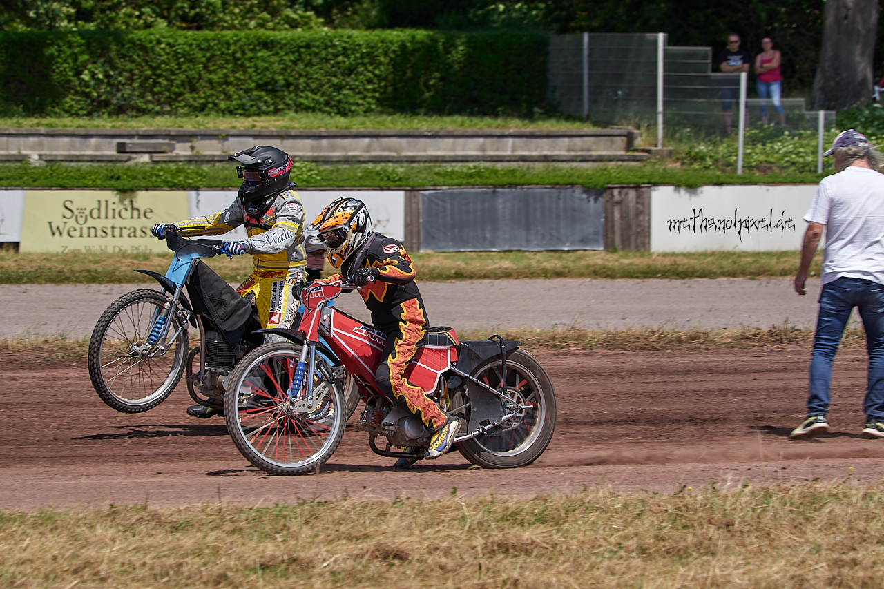 A7308657 1280 start wheelie